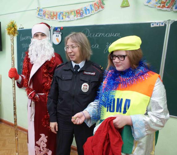 В Глазове прошла акция «Дед Мороз соблюдает Правила дорожного движения, а ты?»