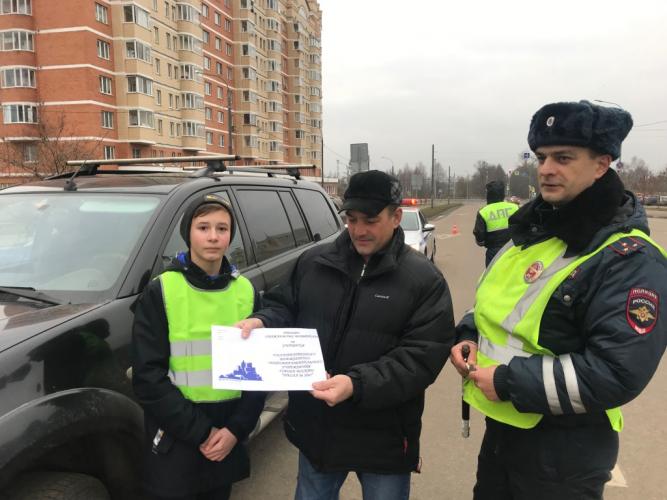 Юные инспекторы движения вручили автомобилистам трогательные письма