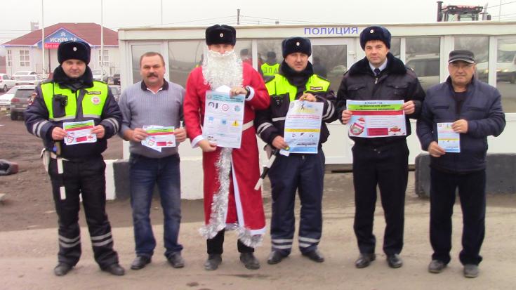 «В новый Год по безопасной дороге и в безопасном кресле». Акцию по снижению аварийности провели полицейские 1-го донского отдельного батальона регионального управления ГИБДД