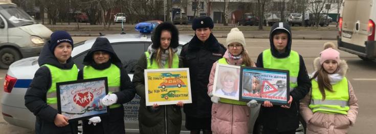 Юные инспекторы движения вручили автомобилистам трогательные письма