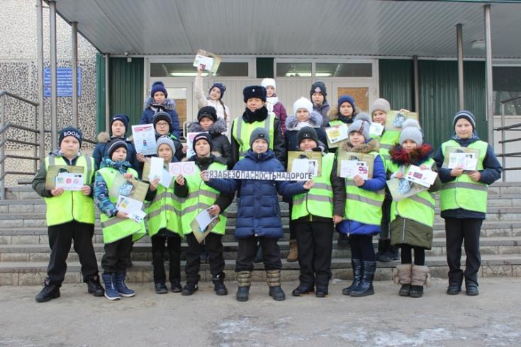 Пензенские автоинспекторы и юные инспекторы движения поздравили водителей с наступающими праздниками