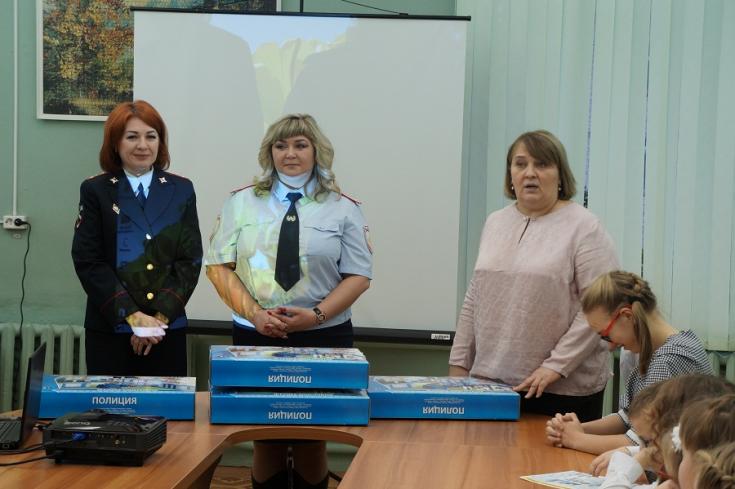 Полицейские поздравили слабовидящих детей с наступающими новогодними праздниками