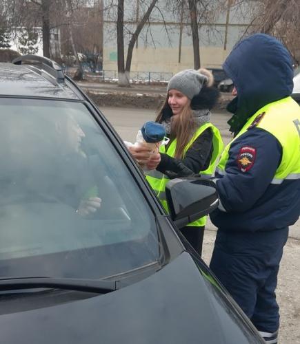 В Сызрани на улицах города дети раздавали водителям игрушки