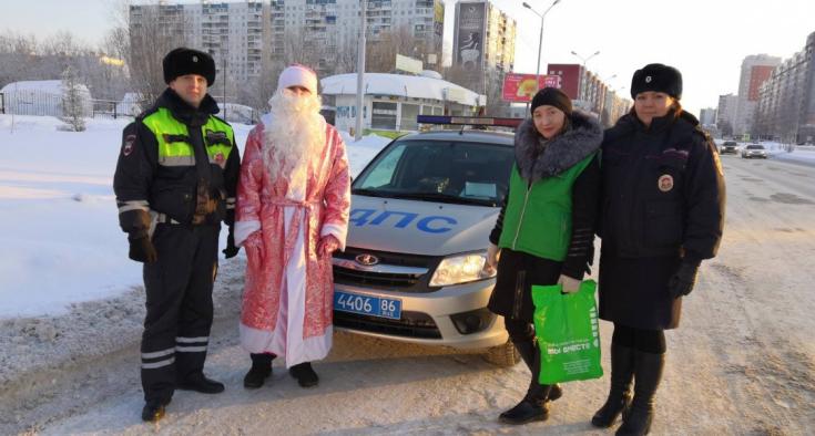 В Нижневартовске продолжается акция «Полицейский Дед Мороз»