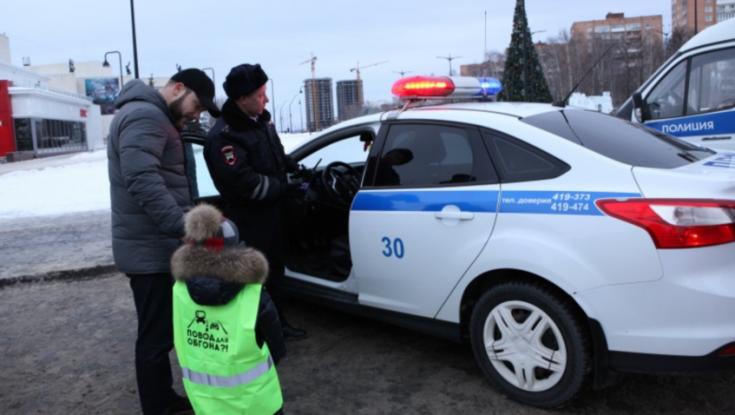 Сюрприз для 3-летнего ижевчанина устроили сотрудники Госавтоинспекции