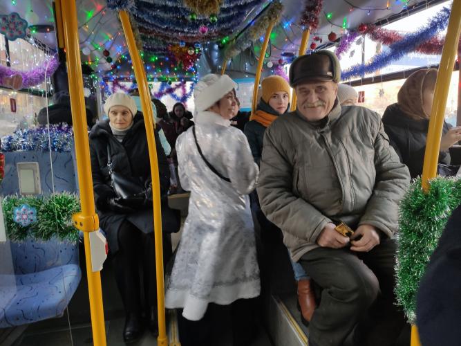 В Казани вчера  в рейс вышел новогодний автобус.