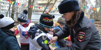 В Подмосковье автоинспекторы напоминают дошкольникам о правилах поведения на улице