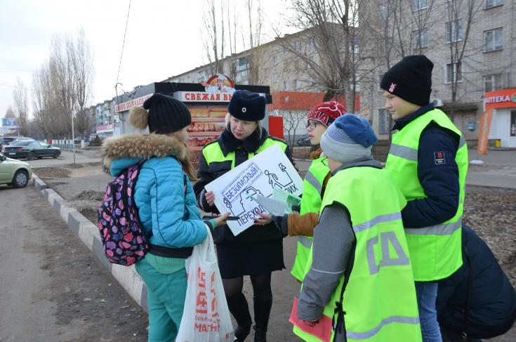 В Воронежской области госавтоинспекторы совместно с воспитанниками школы – интерната провели акцию «Безопасный переход для двоих»