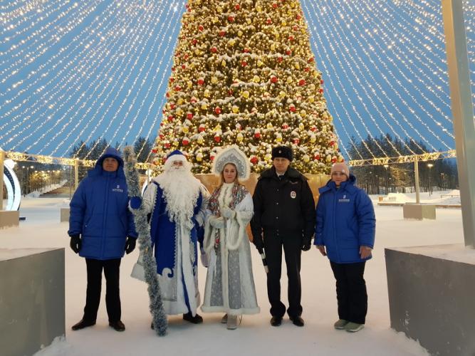 Ноябрьские автоинспекторы совместно с городскими ЮИДовцами провели акцию «В Новый 2020 год - без ДТП»