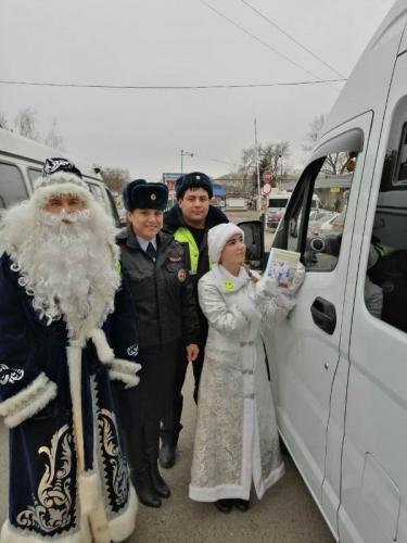 На Ставрополье Дед Мороз, автоинспекторы и спасатели проводят уроки дорожной безопасности по использованию световозвращателей