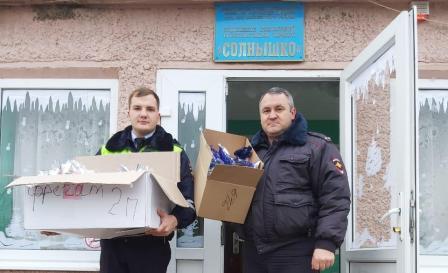 В рамках акции «Полицейский Дед Мороз» сотрудники ГИБДД Веселовского района поздравили детей из социально-реабилитационного центра