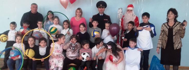 «Полицейский Дед Мороз» призвал школьников Кабардино-Балкарии к законопослушному поведению на дороге