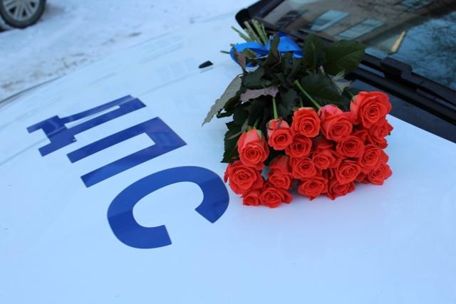 В Екатеринбурге инспекторы ГИБДД сопроводили роженицу и ее супруга до родильного дома