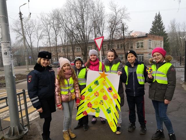 В Смоленске госавтоинспекторы провели акцию «Безопасная елка»