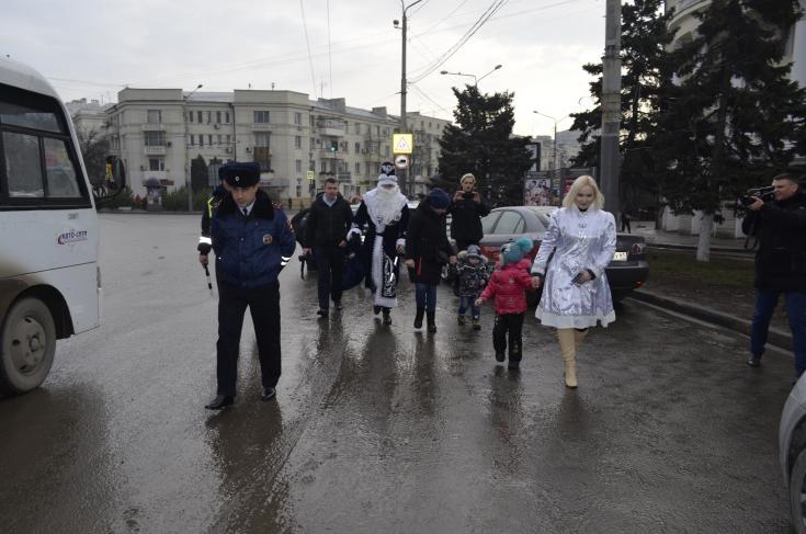 Полицейский Дед Мороз поздравил самых маленьких ростовчан с наступающим Новым Годом. Сегодня на улицах города инспекторы ГИБДД провели ежегодную праздничную акцию