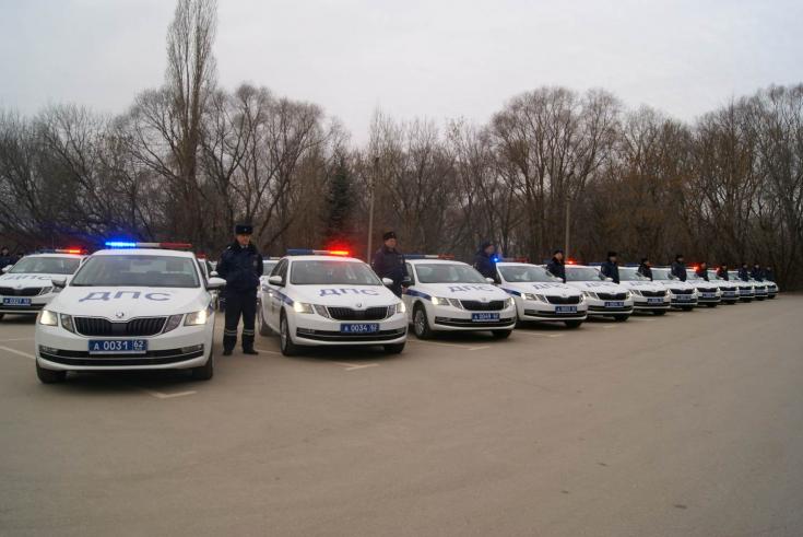 Сегодня в Рязани состоялось торжественное вручение новых служебных автомобилей сотрудникам ГИБДД и полиции Рязанской области