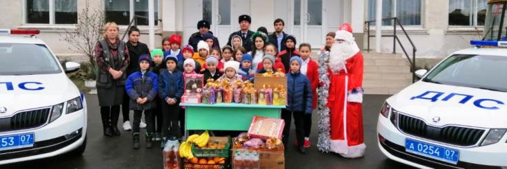 «Полицейский Дед Мороз» продолжает путешествие по образовательным организациям Кабардино-Балкарии