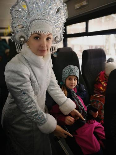 В Карелии новогодние персонажи проверяют безопасность детских автобусных перевозок