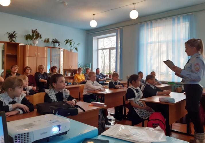 В Бичурском районе волонтеры вместе с Госавтоинспекторами провели занятие со школьниками