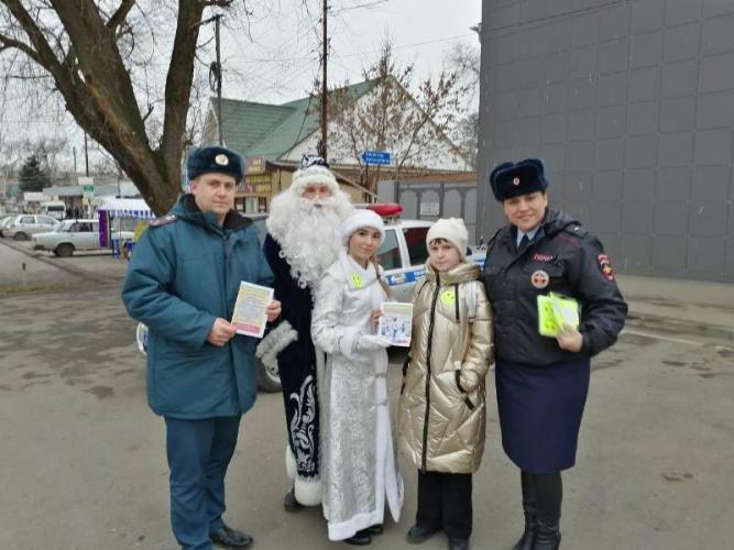 На Ставрополье Дед Мороз, автоинспекторы и спасатели проводят уроки дорожной безопасности по использованию световозвращателей