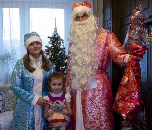 Дед Мороз и Снегурочка перед Новым годом посещают семьи сотрудников Госавтоинспекции