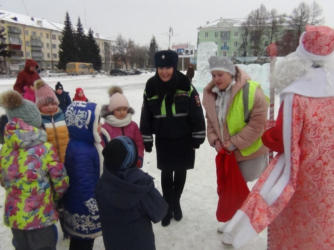 В Озерске, Чебаркуле и Кыштыме сотрудники полиции приняли участие в акции «Полицейский Дед Мороз»