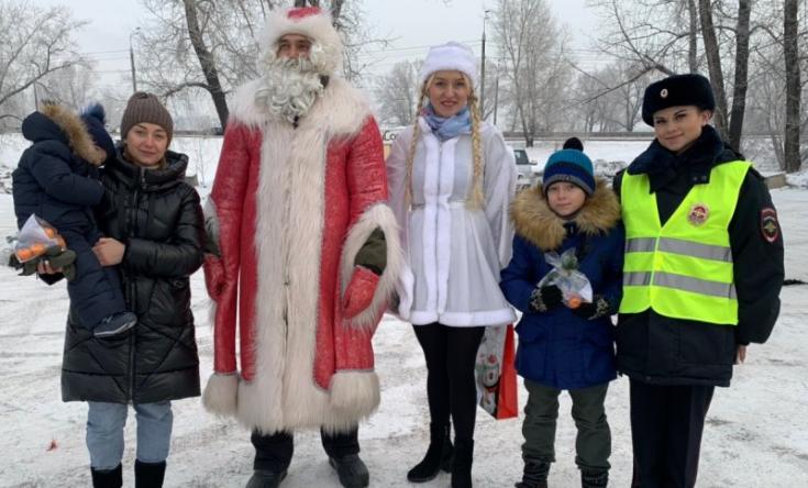 Сотрудники ГИБДД Красноярска прокатили детей на «сказочных санях»