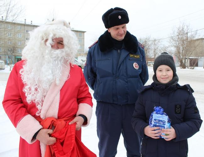В Емельяновском районе госавтоинспекторы поздравили школьников с наступающим Новым годом