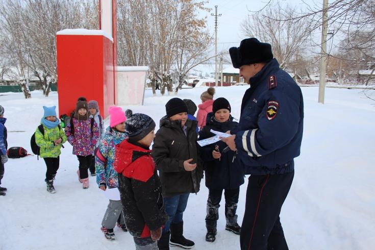 В Беловском районе инспекторы ГИБДД напомнили юным пешеходам дорожные правила