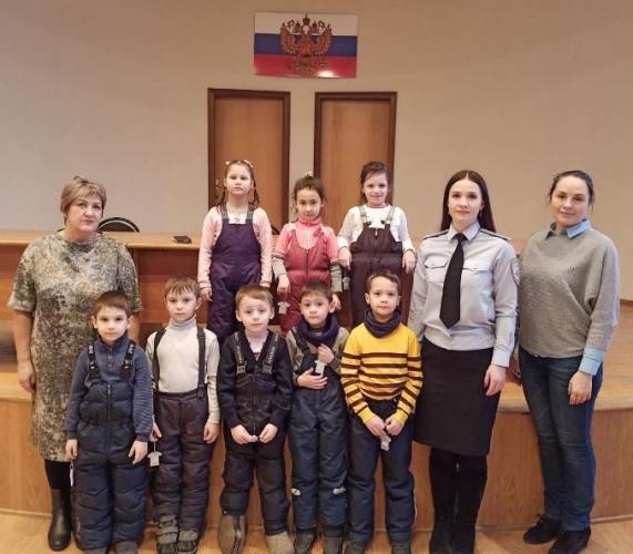 Дошколята Нового Уренгоя побывали в гостях у сотрудников Госавтоинспекции