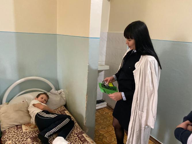 На Ставрополье автоинспекторы навестил в больнице ребенка, пострадавшего в ДТП