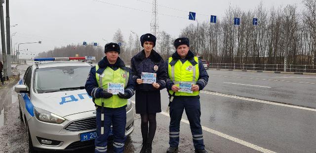 В Смоленской области сотрудники Госавтоинспекции провели профилактическую акцию «Два пути, одна дорога: в новый год без ДТП»
