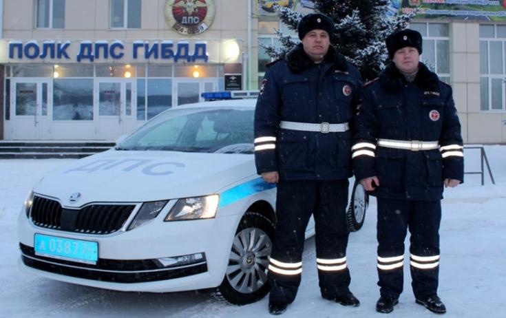 Красноярские госавтоинспекторы оказали помощь замерзающим на федеральной трассе водителям