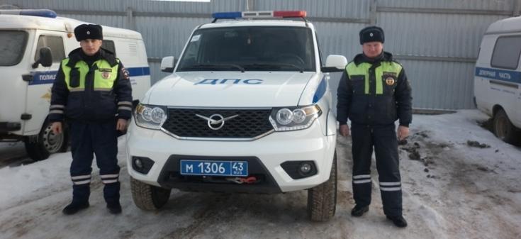 Сотрудники Госавтоинспекции Кировской области оказали помощь автоледи на трассе