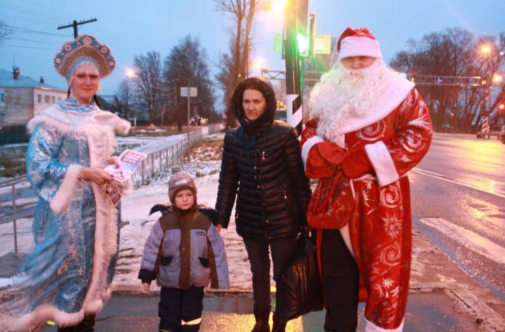 Новогодний дорожный патруль выступил за безопасность новгородцев в зоне действия пешеходных переходов