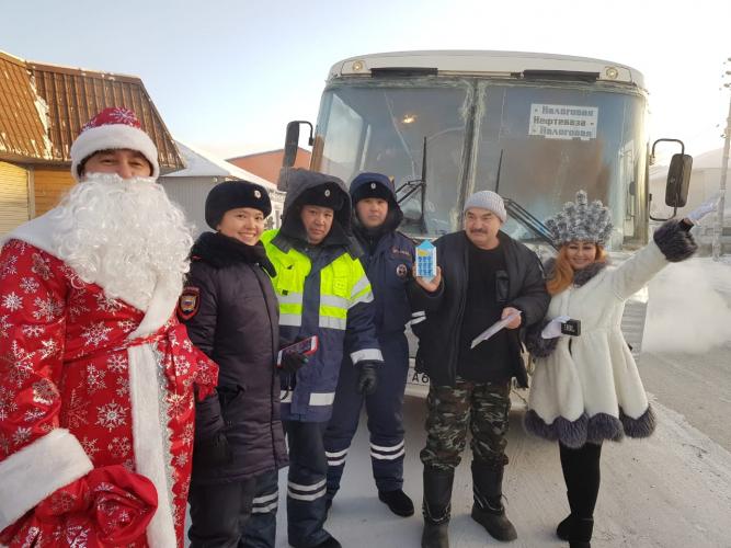 В Томпонском районе Якутии сотрудники госавтоинспекции поздравили юных участников движения