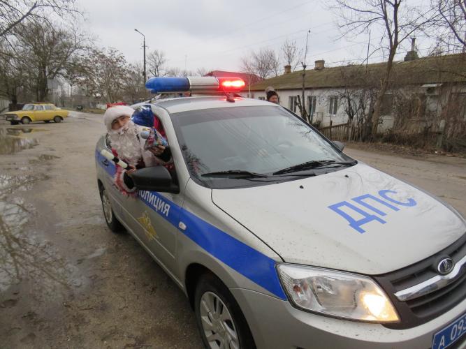 В Ленинском районе в предпраздничный новогодний рейд на служебном автомобиле отправился «Полицейский Дед Мороз»