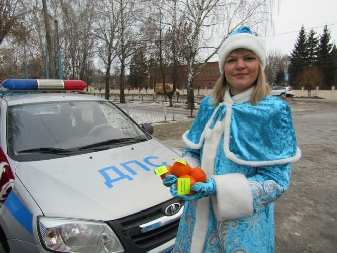 В Петровске Полицейский Дед Мороз и Снегурочка пожелали автолюбителям безопасных дорог