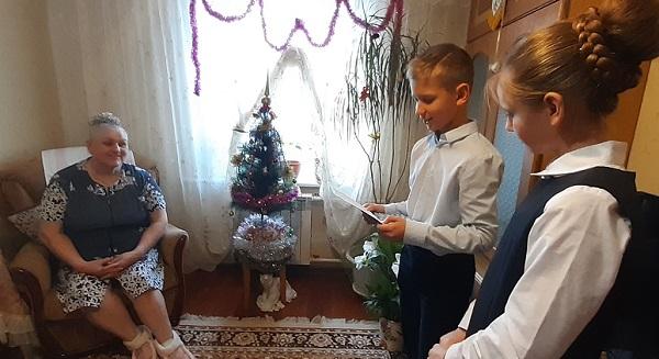 Юные инспекторы дорожного движения сыктывкарской школы № 3 поздравили ветерана службы ГИБДД с наступающим Новым годом