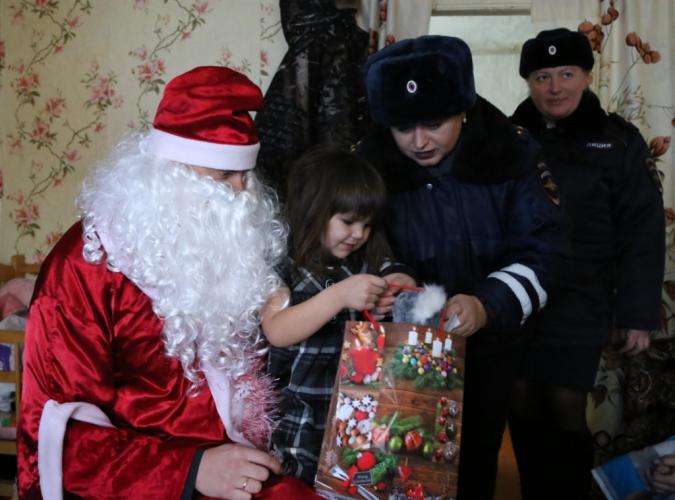 В Республике Алтай Полицейский Дед Мороз посетил многодетные семьи г. Горно-Алтайска и Майминского района