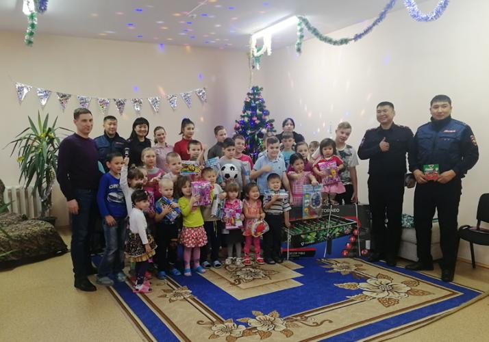 В Улан-Удэ сотрудники ГИБДД поздравили с Новым Годом воспитанников подшефного реабилитационного центра