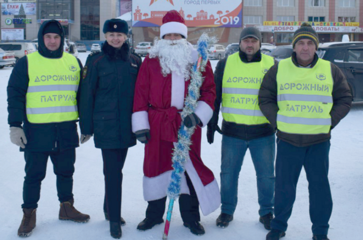 Дорожные полицейские и общественники в Ачинске провели акцию «В Новый год без нарушений»
