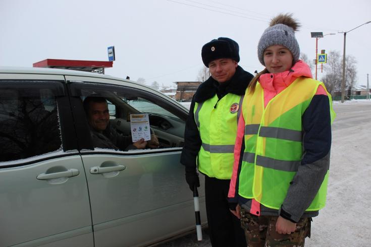 В Гурьевском районе инспекторы и кадеты напомнили автомобилистам о правилах перевозки детей
