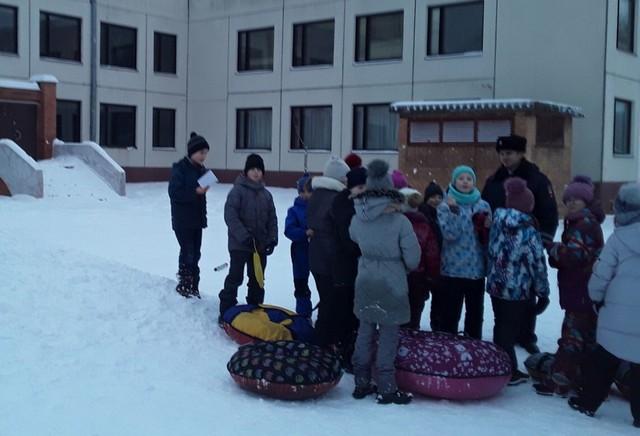 Автоинспекторы обращают внимание взрослых и юных костромичей на обеспечение безопасности при катаниях с горок