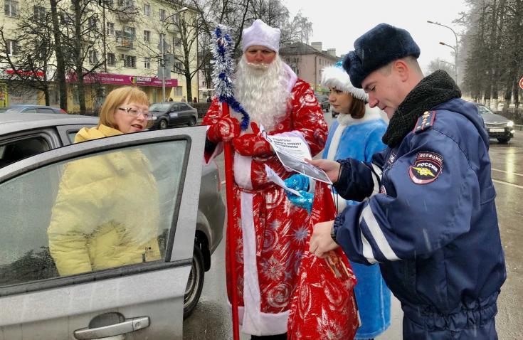 СОТРУДНИКИ ГОСАВТОИНСПЕКЦИИ ПОЗДРАВИЛИ ДЕТЕЙ ИЗ МОХСОГОЛЛОХСКОГО ЦЕНТРА ПОМОЩИ ДЕТЯМ С НАСТУПАЮЩИМ НОВЫМ ГОДОМ