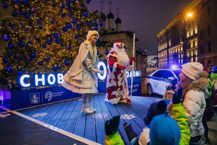 СВЕТООТРАЖАЮЩАЯ ЕЛКА РАДУЕТ ГОРОЖАН В ЦЕНТРЕ СТОЛИЦЫ
