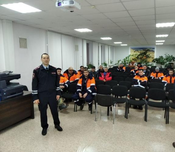 В ЮГРЕ ВОДИТЕЛЕЙ АВТОТРАНСПОРТНЫХ ПРЕДПРИЯТИЙ ПРОСЯТ БЫТЬ БОЛЕЕ ВНИМАТЕЛЬНЫМИ НА ДОРОГАХ В ПЕРИОД ЗИМНИХ КАНИКУЛ