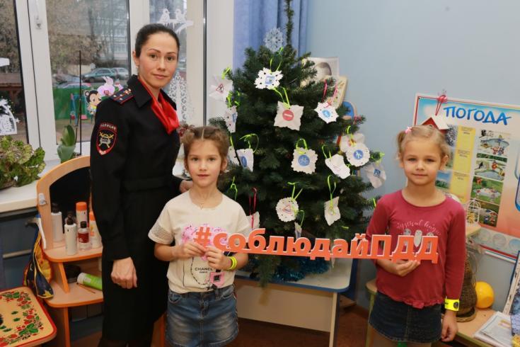 НА НОВОГОДНИХ ЕЛКАХ ПОДМОСКОВНЫХ ДЕТСКИХ САДОВ ПОЯВИЛИСЬ СНЕЖИНКИ С ДОРОЖНЫМИ ЗНАКАМИ
