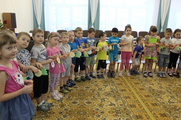 В ШАРЫПОВО ГОСАВТОИНСПЕКТОРЫ НЕОБЫЧНЫМ СПОСОБОМ ОБУЧАЮТ ДОРОЖНОЙ ГРАМОТЕ ДОШКОЛЬНИКОВ