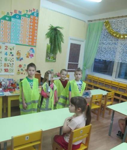 СОТРУДНИКИ ГИБДД ГАГАРИНСКОГО РАЙОНА ПРОВЕЛИ ПРОФИЛАКТИЧЕСКОЕ МЕРОПРИЯТИЕ В ДЕТСКОМ САДУ